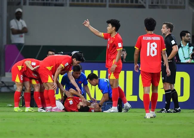 Người dùng đang trải nghiệm ứng dụng AW8 trên điện thoại di động
